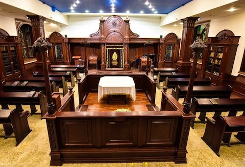 https://www.chabad.org/library/article_cdo/aid/365934/jewish/The-Bimah-The-Synagogue-Platform.htm
